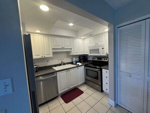 Fridge, microwave, oven, stovetop - Beach & Pool Open! Beachfront View All Rooms. Chairs, Wifi (Siesta Key)