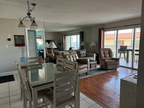 TV, offices - Beach & Pool Open! Beachfront View All Rooms. Chairs, Wifi (Siesta Key)