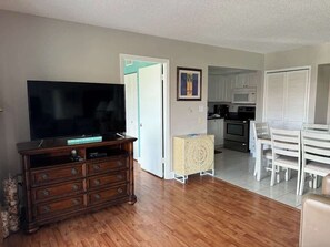 Interior - Beach & Pool Open! Beachfront View All Rooms. Chairs, Wifi (Siesta Key)