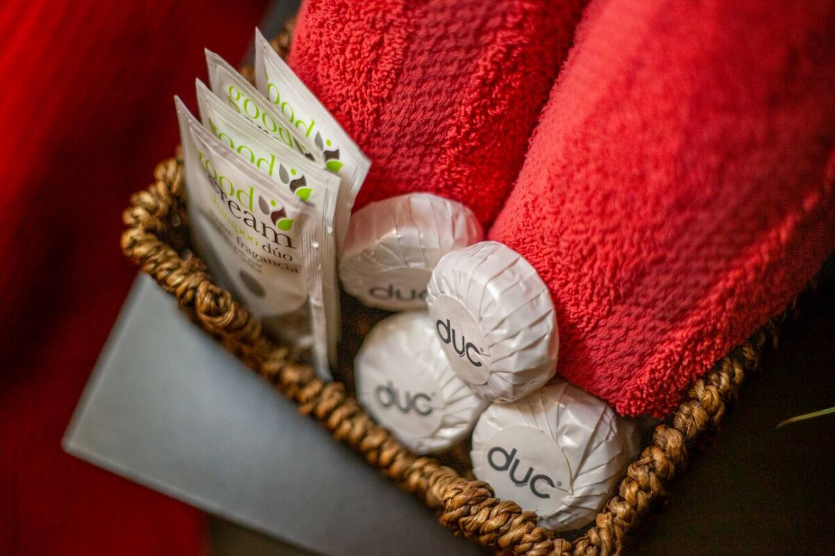 shower, rainfall showerhead, free toiletries, hair dryer