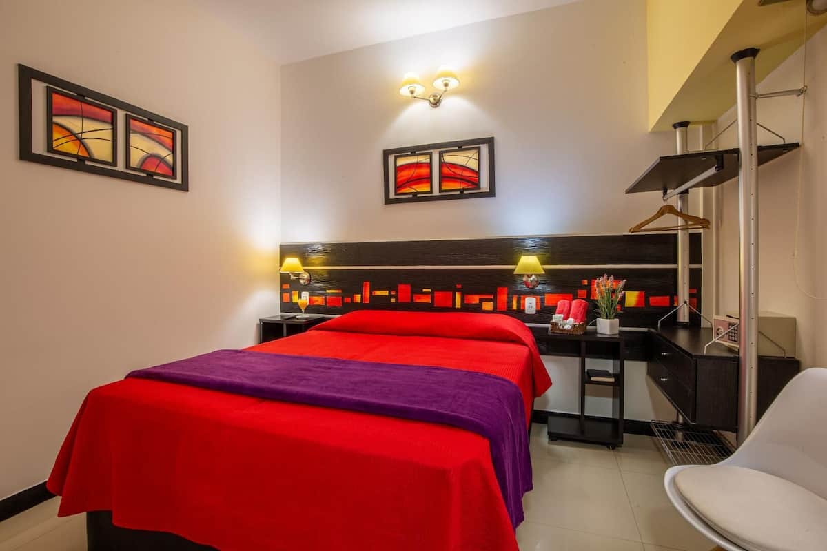 Sengetøy av topp kvalitet, safe på rommet og blendingsgardiner