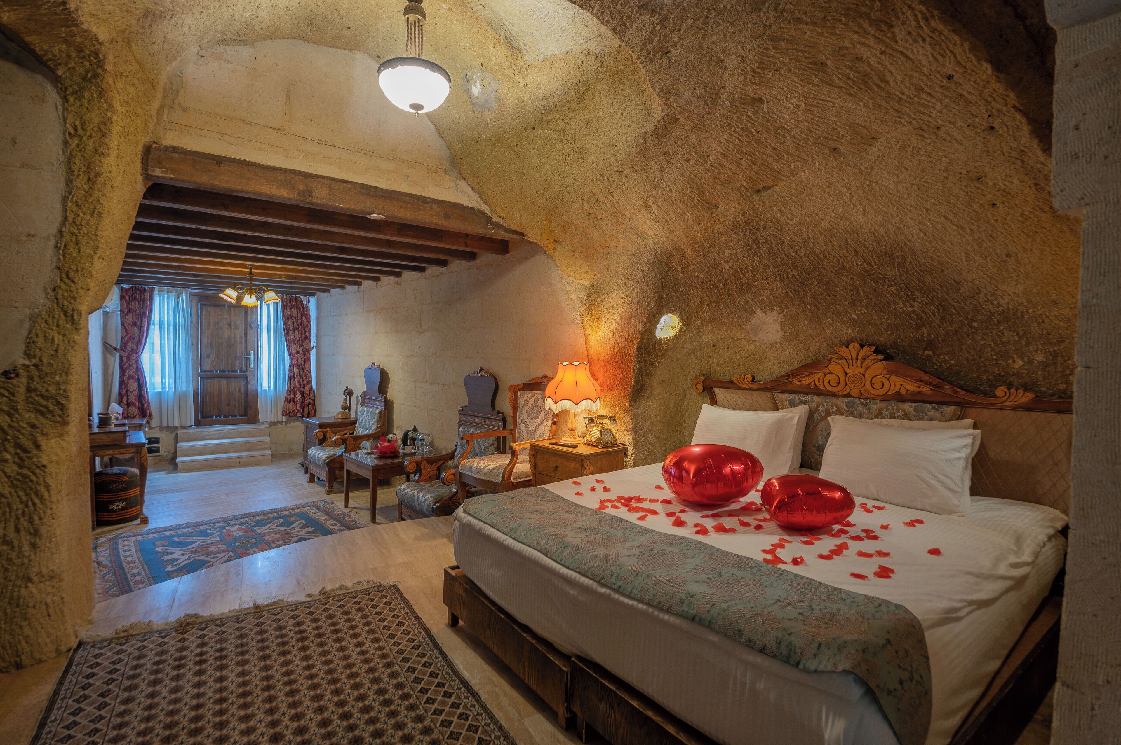 أسرّة سليكت كومفورت ومكتب وتجهيزات عازلة للصوت ومكواة/لوح كي