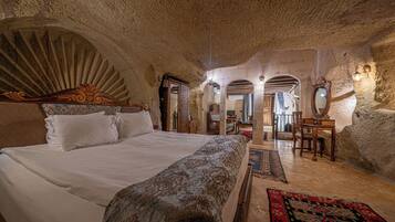 Grand-sviitti (Cave) | Select Comfort -patjalliset sängyt, työpöytä, äänieristys
