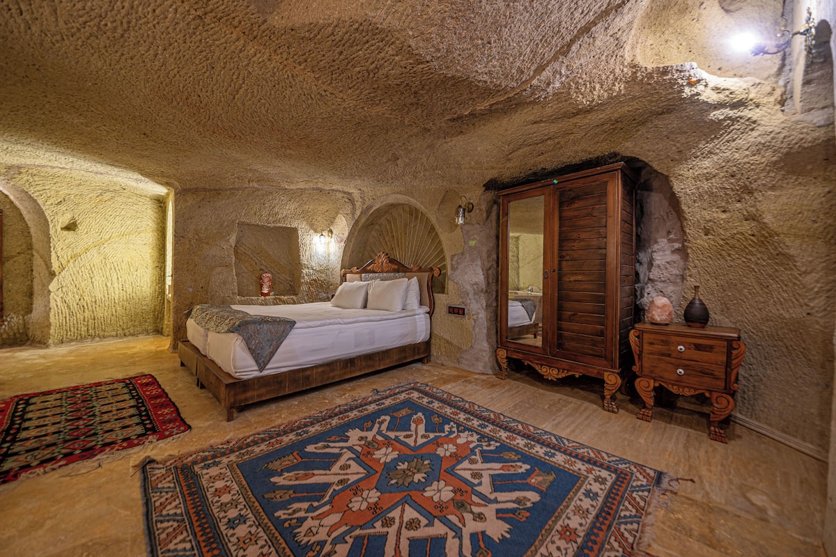 Grand Süit (Cave) | Select Comfort yatak, masa, ses yalıtımı, ütü/ütü masası