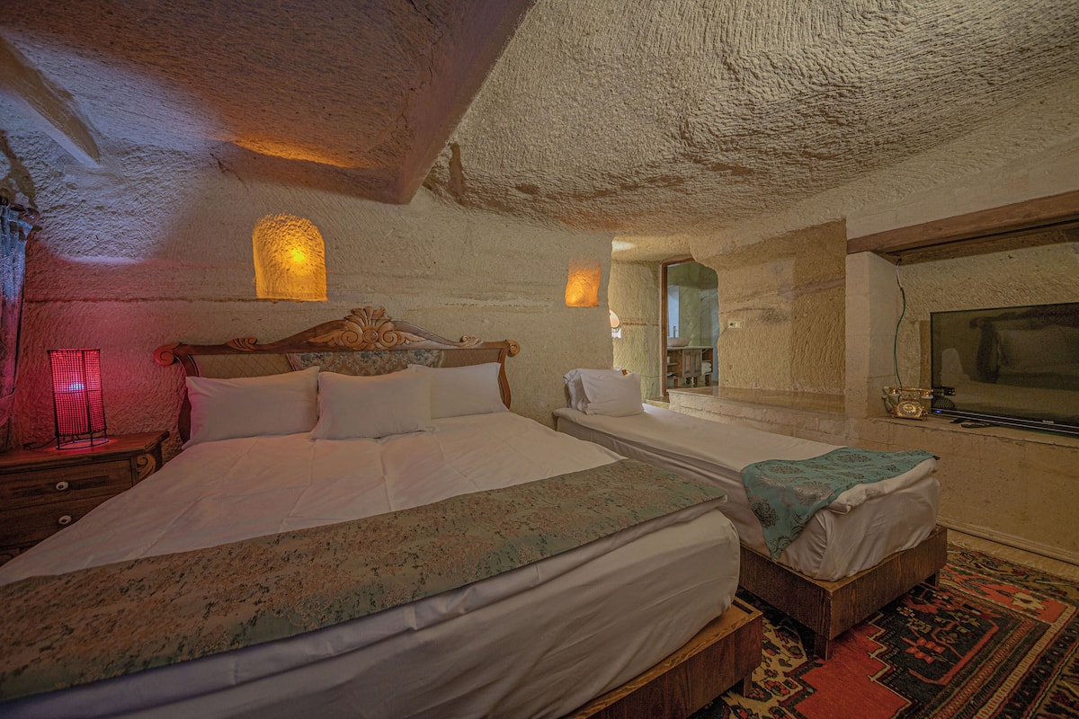 Family Üç Kişilik Oda (Cave) | Select Comfort yatak, masa, ses yalıtımı, ütü/ütü masası