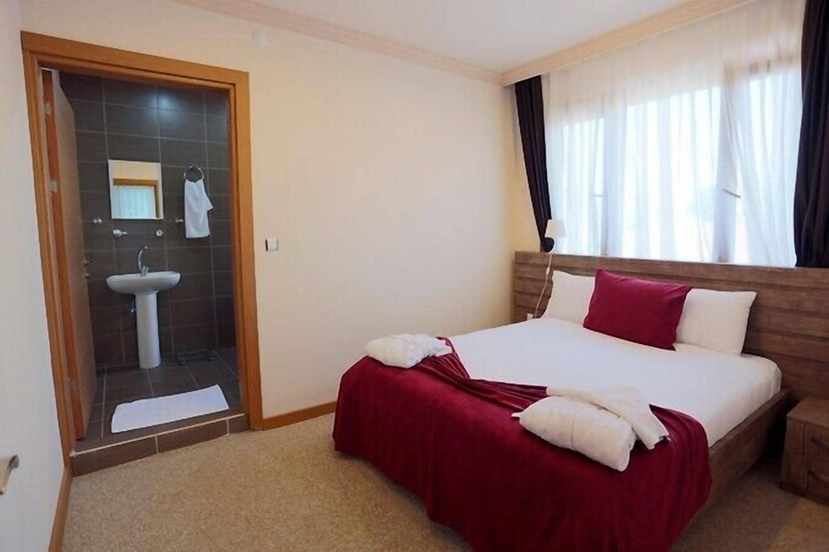 standard double or twin room | 1 bedroom, desk, iron/ironing board, free wifi
