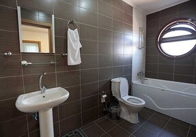 Bañera, artículos de tocador gratuitos, secador de pelo, batas
