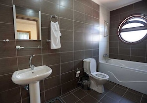 Tina, amenidades de baño gratuitas, secadora de cabello, batas