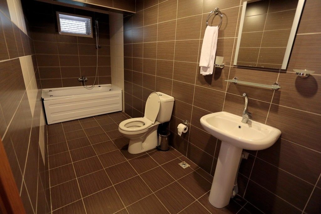 standard double or twin room | bathroom | bathtub, free toiletries, hair dryer, bathrobes