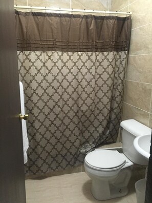 Serviettes fournies, papier toilette