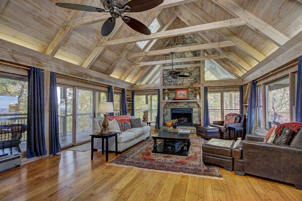 Älytelevisio, takka, pöytäjalkapallopöytä, pöytätennispöytä