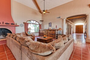 TV, peis, DVD-spiller og stereoanlegg