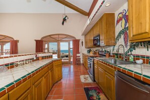 Kjøleskap, mikrobølgeovn, kokeplater og oppvaskmaskin