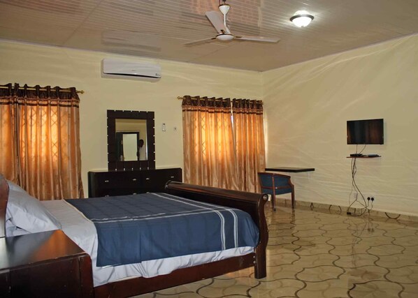 Safe på rommet, skrivebord, barnesenger (inkludert) og wi-fi (inkludert)