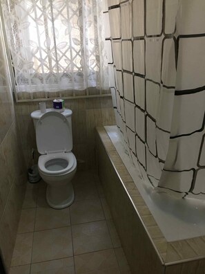 Badekar, toalettartikler (inkludert) og håndklær