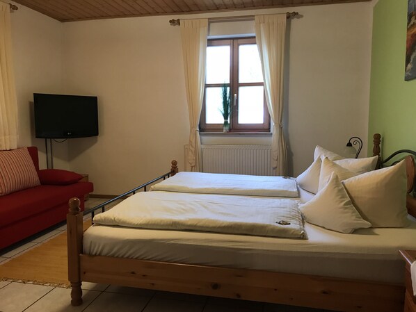 Habitación doble estándar | Escritorio, tabla de planchar con plancha, camas extra y wifi gratis