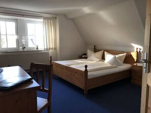 Habitación doble superior | Escritorio, tabla de planchar con plancha, camas extra y wifi gratis