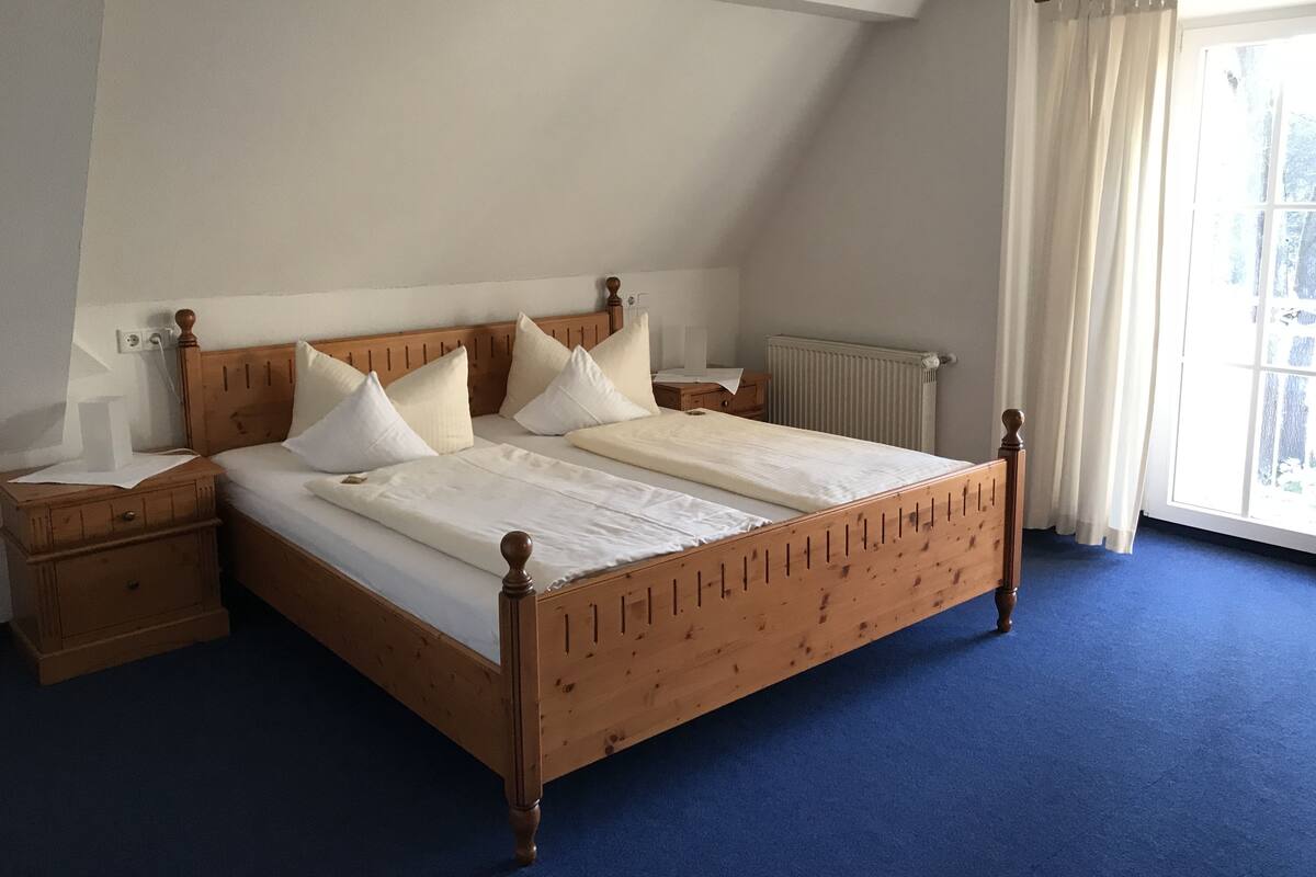 Suite junior, 1 cama Queen size, balcón | Escritorio, tabla de planchar con plancha, camas extra y wifi gratis
