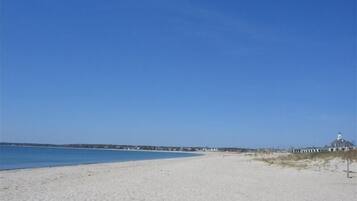 Beach nearby, sun loungers, beach towels