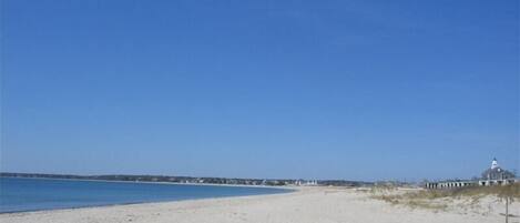 Plage à proximité, chaise longue, serviettes de plage