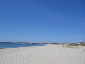 Nær stranden, solsenger og strandhåndklær