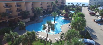 Great views with great location. Pet-Friendly! New Pool & Spa!!