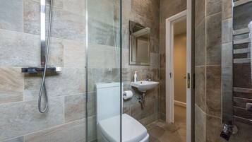 Combined shower/bathtub, hair dryer, towels, soap