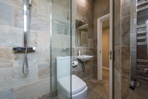 Ducha y bañera combinadas, secador de pelo, toallas y jabón