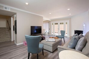 Smart-TV, Kamin, Bücher