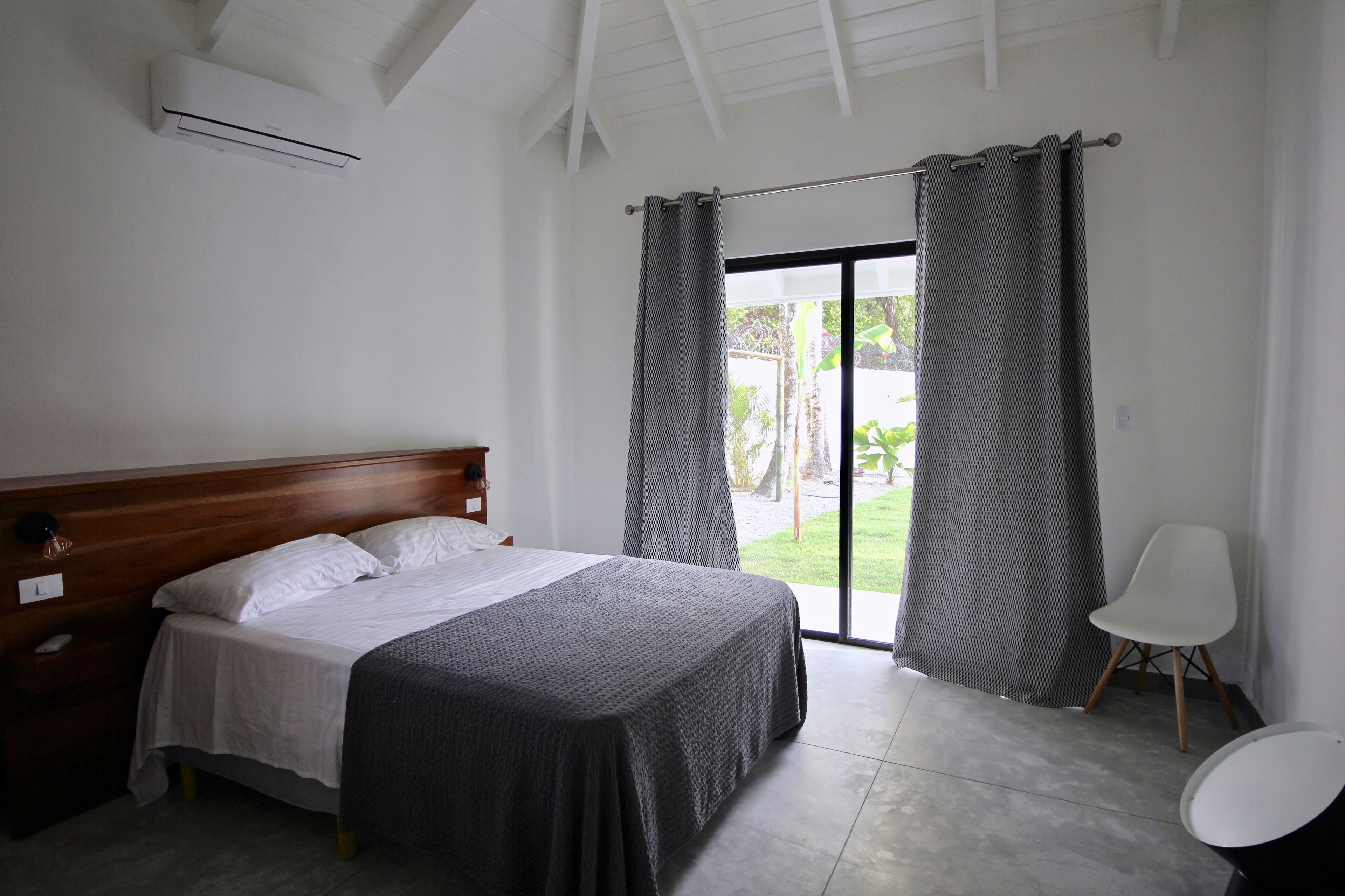 5 habitaciones, tabla de planchar con plancha, wifi y ropa de cama 