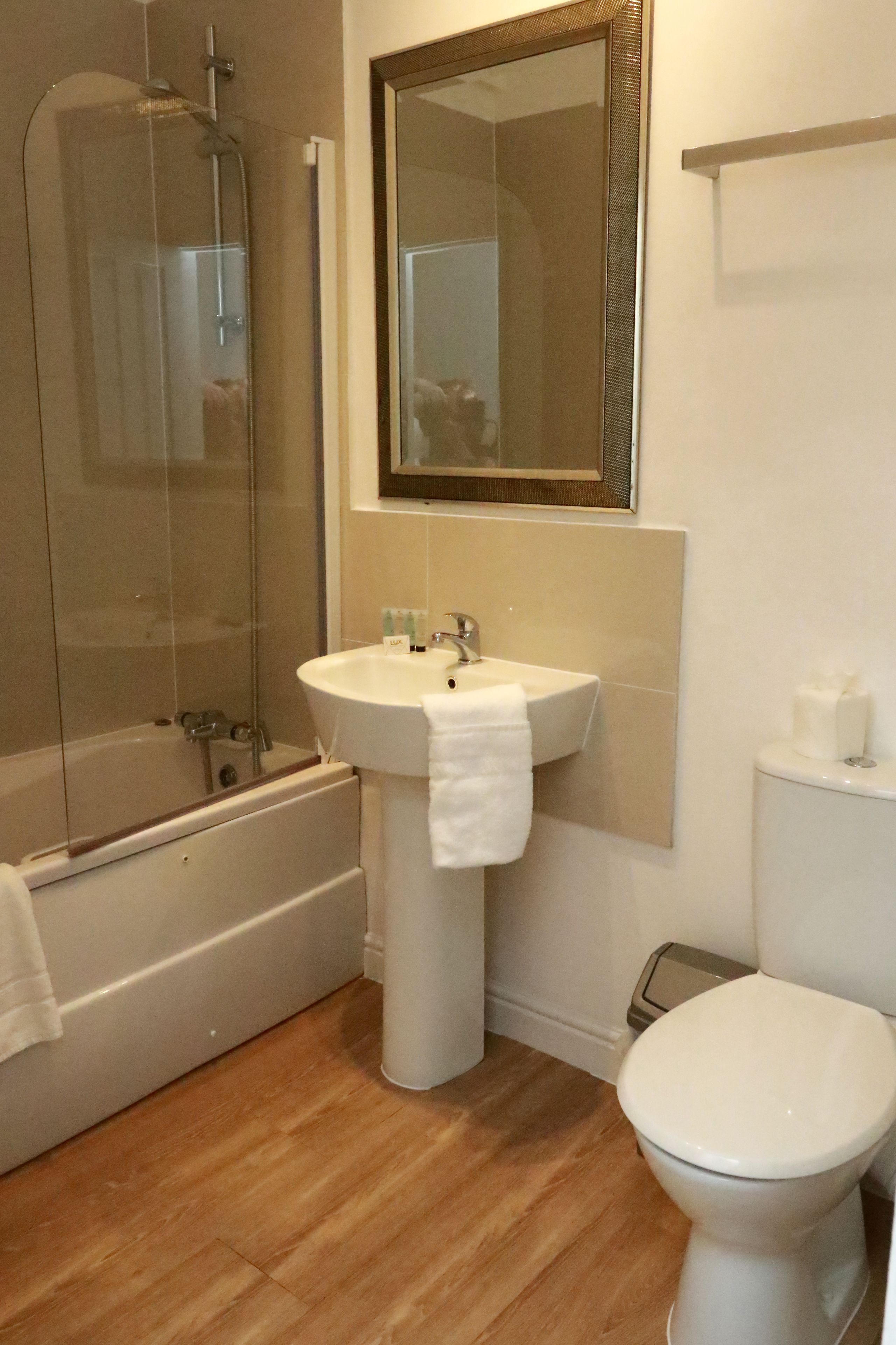 comfort double room, bathtub | iron/ironing board, free wifi, bed sheets