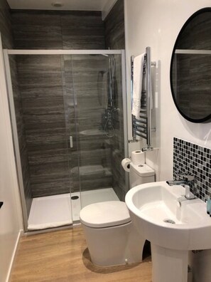 Habitación superior con 1 cama doble o 2 individuales | Tabla de planchar con plancha, wifi gratis, ropa de cama