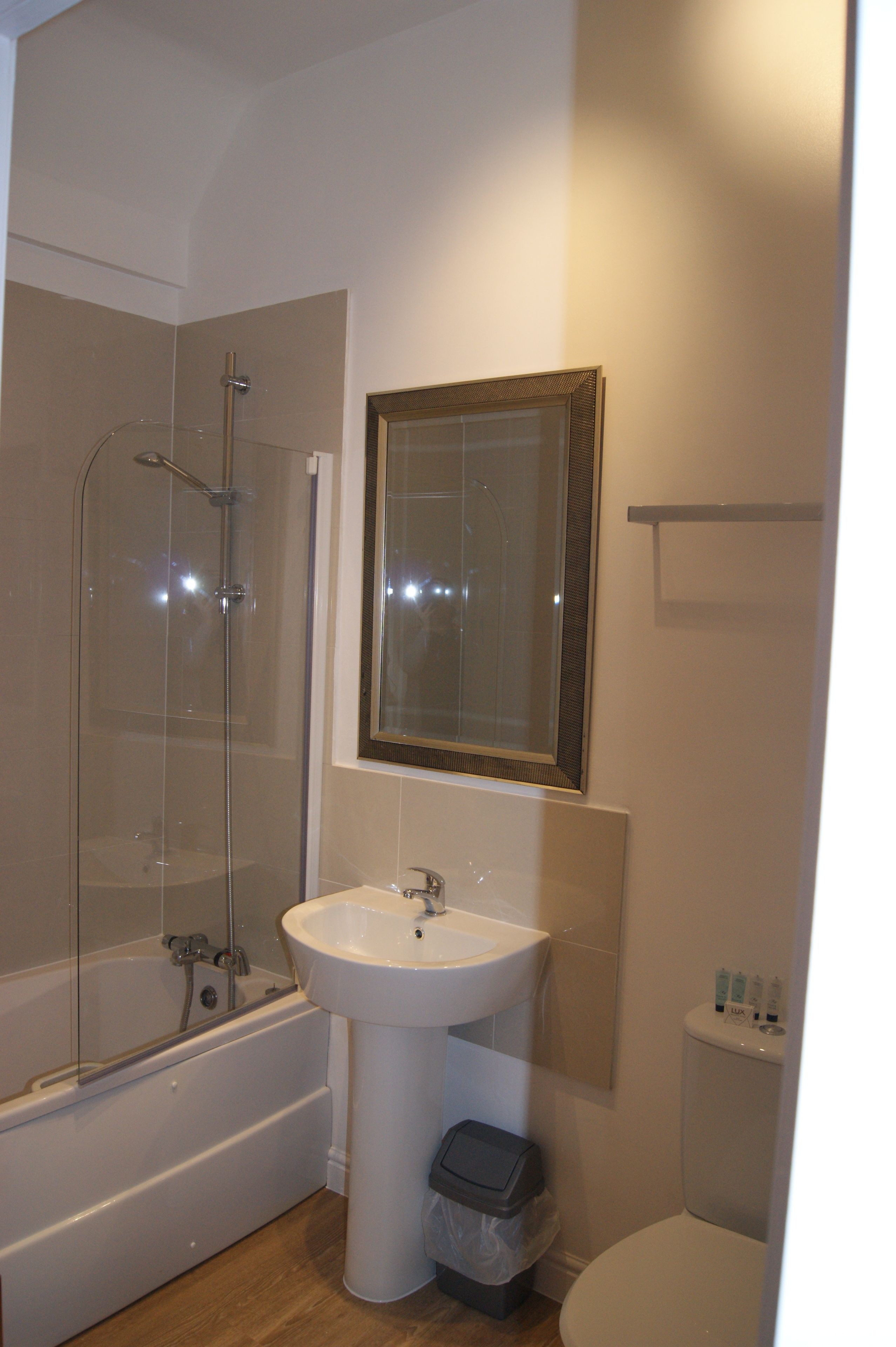 comfort double room, bathtub | bathroom | free toiletries, hair dryer, towels