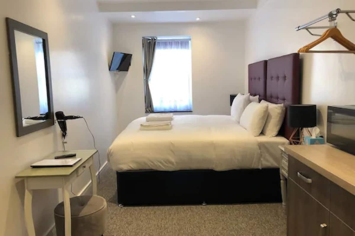 comfort double or twin room | iron/ironing board, free wifi, bed sheets
