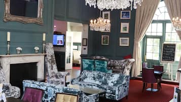 Breakfast, lunch, dinner served; British cuisine