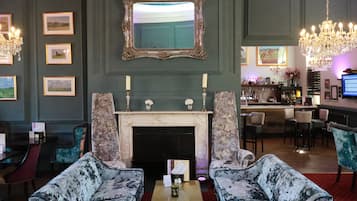 供應早餐、午餐和晚餐,英國料理