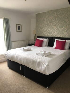 Kahden hengen superior-huone (yksi tai kaksi sänkyä), kylpyamme | Silitysrauta/-lauta, ilmainen Wi-Fi, vuodevaatteet