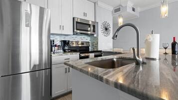 Een koelkast, een magnetron, een oven, een kookplaat