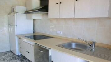 Family House, 4 Bedrooms, Pool View | Private kitchen | Fridge, microwave, dishwasher, cookware/dishes/utensils