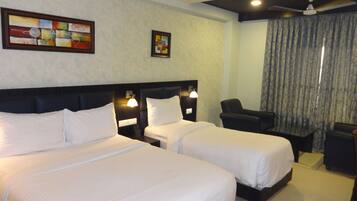 Doppel- oder Zweibettzimmer | Minibar, Zimmersafe, Schreibtisch, Zustellbetten