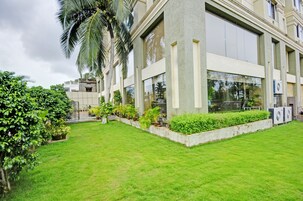Minibar, caja de seguridad en la habitación y escritorio 