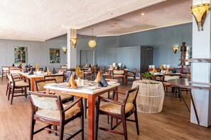 Déjeuner et dîner servis sur place