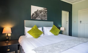 Roupas de cama premium, cofres nos quartos, escrivaninha