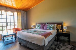 Premium bedding, in-room safe, desk, laptop workspace - Montclair Resort & Conference (Juliasdale)