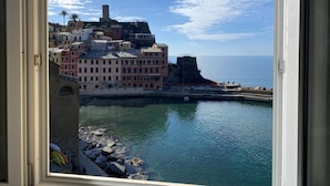 Un pueblo costero con edificios históricos, una costa rocosa y una vista despejada del mar.