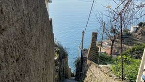 Una escalera de piedra que conduce a la costa, con vista al mar.