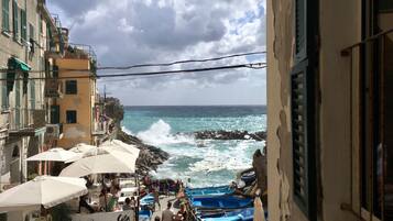 Plage à proximité, sable noir
