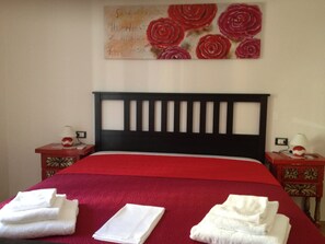 غرفة مزدوجة مريحة - بشرفة - منظر للمدينة (Room 2) | أغطية فراش متميزة وميني بار وطراز فريد لكل وحدة وتجهيزات عازلة للصوت