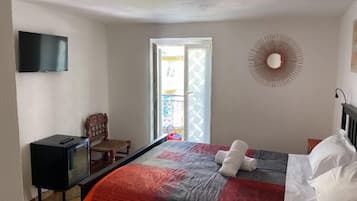 Comfort-Doppelzimmer, Balkon, Stadtblick (Room 2) | Hochwertige Bettwaren, Minibar, individuell eingerichtet