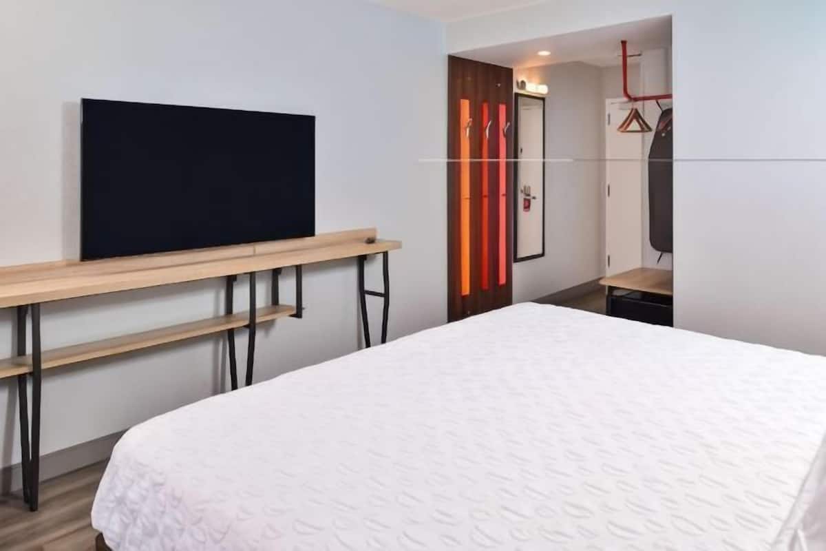 Minibar, laptop workspace, blackout drapes, free WiFi